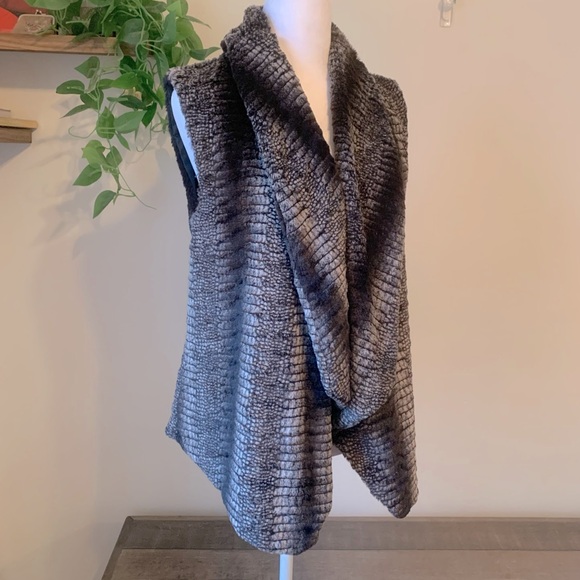 Faux Fur Vest - Picture 1 of 5